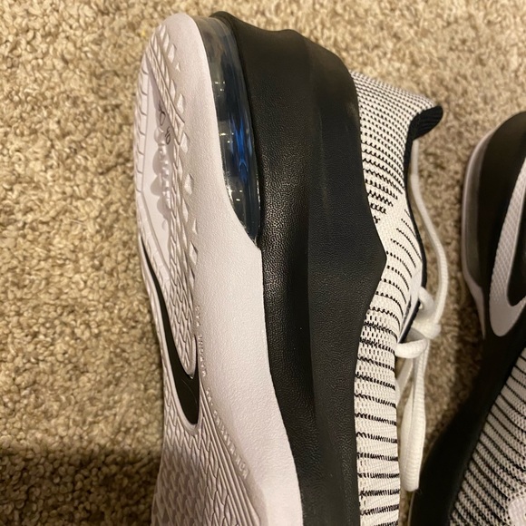 Nike tennis shoes - Picture 2 of 4